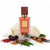 Frasco de perfume Ana Abiyedh Scarlet de Lattafa EDP, botella rectangular transparente con líquido coral-melocotón, etiqueta superior dorada arabesca y etiqueta inferior blanca con texto dorado ANA ABIYEDH y texto escarlata SCARLET en rojo coral, tapón cuadrado borgoña mate con tachuelas plateadas, sobre fondo blanco, rodeado de pimienta rosa, cereza negra, rosa blanca, peonía, haba tonka, nuez moscada, azúcar, caramelo, pachulí y vainilla.