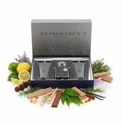 Afnan Supremacy Silver Gift Set deschis cu fundal alb și ingrediente în jurul bazei