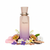Frasco Fayora de Paris Corner EDP, botella facetada geométrica con degradado blush-melocotón a púrpura-violeta mate, texto Fayora en cursiva oro-rosa y PARIS CORNER, anillo collar champagne dorado grabado, tapa facetada blush-melocotón, rodeado de maracuyá, rosa, muguete, violeta, iris, jazmín, vainilla, sándalo, almizcle y cedro.