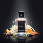 Imagen editorial de lujo White as Tuberose de Fragrance World, botella octagonal cristal transparente con etiqueta negra mate y texto blanco WHITE AS TUBEROSE, cordón trenzado negro en el cuello, tapa negra con medallón plateado, fondo negro profundo con resplandor blanco lunar, nardo, melocotón, flores blancas y sándalo, atmósfera pura y elegante estilo anuncio de alta perfumería.
