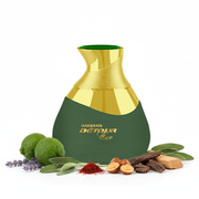 Frasco Détour Oco de Al Haramain EDP, botella orgánica asimétrica con cuerpo inferior redondeado verde bosque mate y gran collar superior acampanado en oro pulido, pequeño disco verde en la apertura, texto dorado HARAMAIN DÉTOUR Oco, sobre fondo blanco, rodeado de lavanda, bergamota, esclarea, azafrán, praliné, oud y cedro.