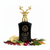 Frasco Al Noble Ameer de Lattafa EDP, botella rectangular negra brillante con silueta reloj de arena y cantos biselados, medallón circular dorado con ciervo y astas, caligrafía árabe النبل y texto dorado AL NOBLE AMEER Lattafa, tapa escultórica de cabeza de ciervo con grandes astas ramificadas en oro pulido, sobre fondo blanco, rodeado de manzana, pimienta rosa, romero, clavo, flores, oud, pachulí, ládano y ciprés.