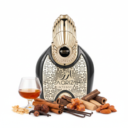 Frasco Aqriz Intense de Arabiyat Prestige EDP, botella arco negro brillante con panel arabesco islámico geométrico en plata, texto dorado AQRIZ INTENSE, sol dorado en la base, tapa abanico/cola de pavo real acanalada dorada espectacular, rodeado de cognac, canela, tonka, roble, vainilla, praliné, sándalo y almendra confitada.