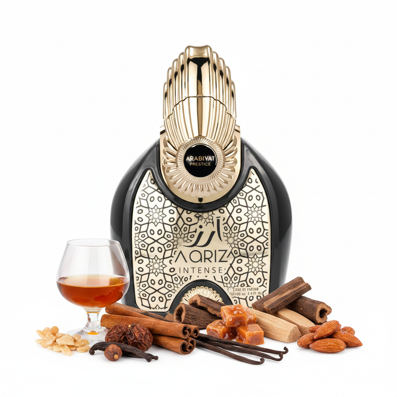Frasco Aqriz Intense de Arabiyat Prestige EDP, botella arco negro brillante con panel arabesco islámico geométrico en plata, texto dorado AQRIZ INTENSE, sol dorado en la base, tapa abanico/cola de pavo real acanalada dorada espectacular, rodeado de cognac, canela, tonka, roble, vainilla, praliné, sándalo y almendra confitada.