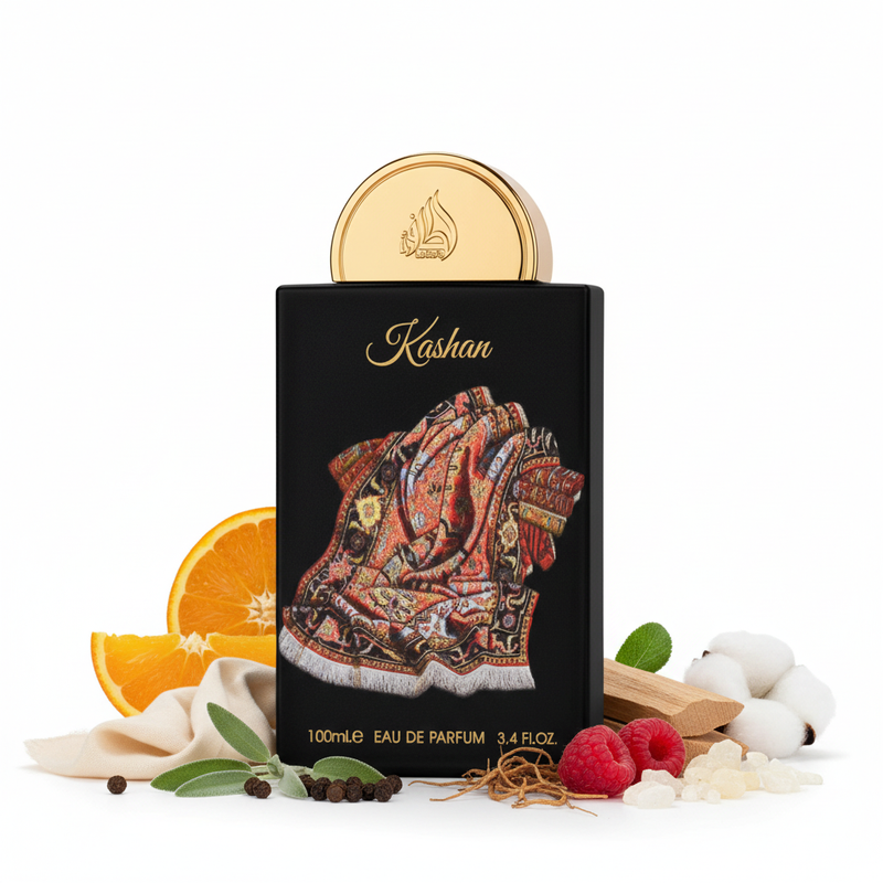 Frasco de perfume Kashan de Lattafa EDP, botella rectangular negra mate con texto dorado Kashan en script e ilustración de alfombras persas en rojo y azul, gran tapón circular disco dorado con logo Lattafa, sobre fondo blanco, rodeado de esclarea, pimienta, naranja, cachemira, ambroxan, frambuesa, sándalo, vetiver y almizcle.