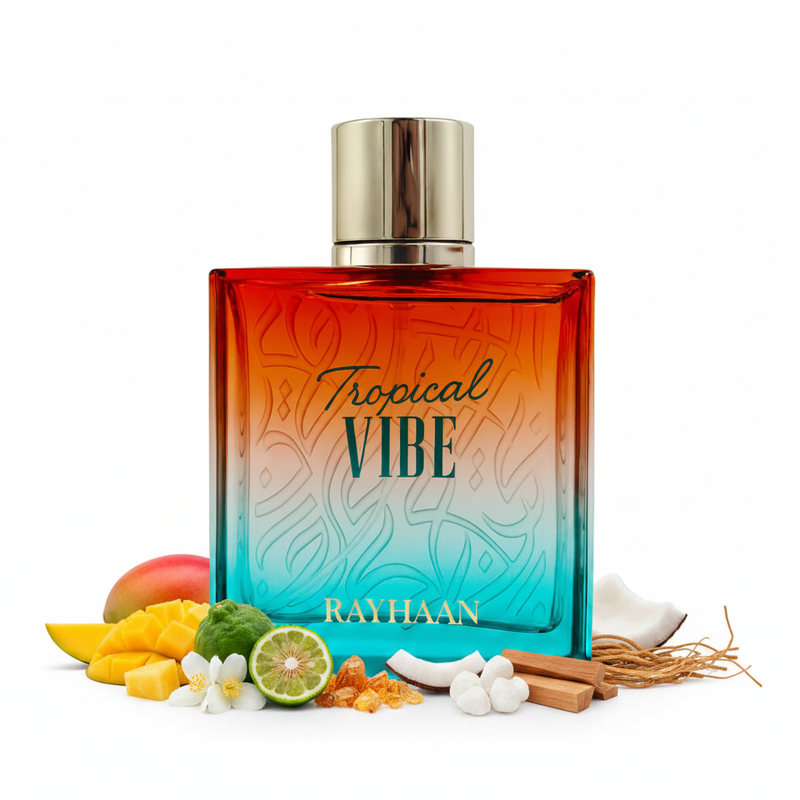 Frasco Tropical Vibe de Rayhaan EDP, botella cuadrada ancha en vidrio degradado naranja-rojo arriba a teal abajo con caligrafía árabe en relieve en toda la superficie, texto cursivo verde bosque Tropical y VIBE en negrita, texto dorado RAYHAAN, cuello corto de vidrio, tapa cilíndrica ancha champagne-dorado, rodeado de mango, piña, bergamota, flores blancas, coco, ámbar, sándalo, almizcle y vetiver.
