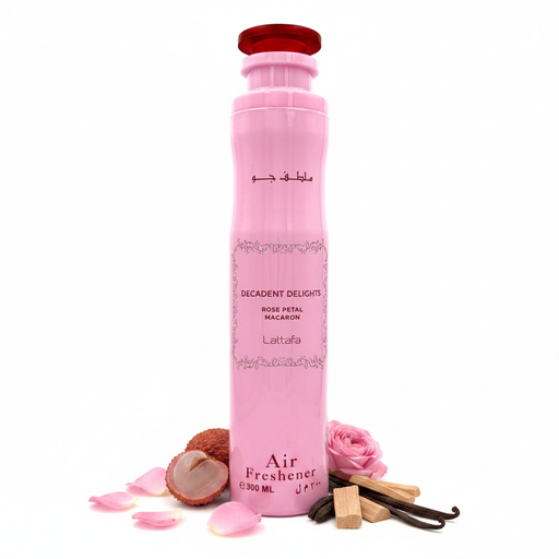 Spray ambientador Lattafa Decadent Delights Rose Petal Macaron 300ml, lata aerosol cilíndrica alta rosa bebé pastel con curvas reloj de arena, texto árabe rosa oscuro ملطف جو, marco ornamental rectangular, texto rosa oscuro DECADENT DELIGHTS ROSE PETAL MACARON Lattafa Air Freshener 300 ML, tapa disco redondo rojo intenso, rodeado de lichi, pétalos de rosa de Damasco, sándalo, tonka y vainilla.
