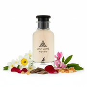 Frasco Jean Lowe Matière de Maison Alhambra EDP, botella rectangular redondeada en vidrio cristal transparente con líquido crema-marfil, logo triángulo de hojas en negro, texto negro JEAN LOWE y matière en itálica, ciervo y logo Maison Alhambra en la base, tapa cilíndrica ancha negra mate, sobre fondo blanco, rodeado de narciso, jazmín, rosa, ciclamen, oud, incienso y pachulí.