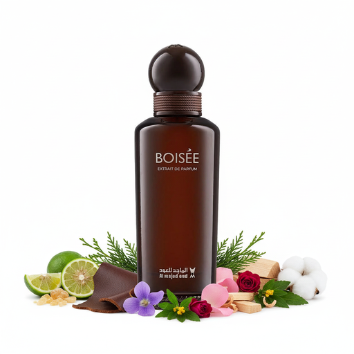 Frasco Boisée Extrait de Parfum de Al Majed Oud, botella rectangular redondeada alta en vidrio marrón oscuro brillante, texto cobre-oro rosa BOISÉE EXTRAIT DE PARFUM, caligrafía árabe y logo gato en cobre, banda base y cuello texturizados en bronce trenzado, tapa esfera marrón oscuro brillante, sobre fondo blanco, rodeado de bergamota, incienso, violeta, cuero, ciprés, rosa, cedro, pachulí y almizcle.