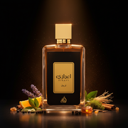 Imagen editorial de lujo Ejaazi de Lattafa para hombre, botella rectangular con vidrio ámbar y panel negro con placa dorada, tapa cuadrada dorada, fondo negro profundo con resplandor ámbar-dorado, cítricos, lavanda, pimienta negra, musgo de roble y vetiver, atmósfera sofisticada y masculina estilo anuncio de alta perfumería árabe.