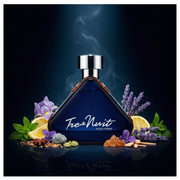 Imagen editorial de lujo Tres Nuit Pour Homme de Armaf, botella triangular azul marino con correa cuero marrón y tapa cromo plateada, fondo azul medianoche profundo, lavanda, iris, violeta y sándalo, atmósfera sofisticada y masculina estilo anuncio de alta perfumería.