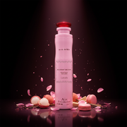 Imagen editorial de lujo Lattafa Decadent Delights Rose Petal Macaron Air Freshener, lata aerosol rosa bebé pastel con marco ornamental y tapa roja, fondo negro profundo con resplandor rosa romántico, lichi, pétalos de rosa de Damasco, sándalo y vainilla, atmósfera delicada y romántica estilo anuncio de ambientador de lujo.