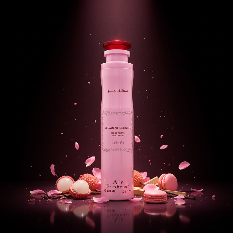 Imagen editorial de lujo Lattafa Decadent Delights Rose Petal Macaron Air Freshener, lata aerosol rosa bebé pastel con marco ornamental y tapa roja, fondo negro profundo con resplandor rosa romántico, lichi, pétalos de rosa de Damasco, sándalo y vainilla, atmósfera delicada y romántica estilo anuncio de ambientador de lujo.
