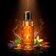 Imagen editorial de lujo Virilis de Paris Corner, botella cilíndrica ámbar panal con tapa diamante negro-dorado, iluminación dramática sobre fondo ámbar-negro profundo, lavanda, menta, miel dorada, vainilla y tabaco, atmósfera cálida y masculina estilo anuncio de alta perfumería.