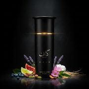 Imagen editorial de lujo Kaaf Noir Extrait de Parfum, botella cilíndrica dos niveles negro mate con franja dorada champagne y texto plateado كاف KAAF NOIR, fondo negro profundo con resplandor plateado lunar, bayas de enebro, naranja sanguína, lavanda, pachulí y vetiver, atmósfera oscura y sofisticada estilo anuncio de alta perfumería nicho.