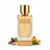 Frasco Grandeur de Fragrance World EDP, botella rectangular alta ancha en vidrio ámbar-dorado transparente cálido con patrón remolinos topográficos grabados en toda la superficie, etiqueta rectangular esmerilada con firma cursiva blanca Grandeur y logo globo blanco, base plíntho rectangular dorado pulido ancho, cuello ámbar corto, tapa cilíndrica alta dorada pulida, rodeado de hojas de violeta, sándalo, mandarina, pachulí y cedro.