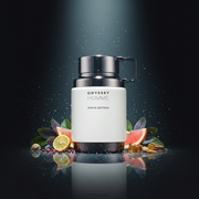 Imagen editorial de lujo Armaf Odyssey Homme White Edition, botella blanco mate con asa rectangular gunmetal oscuro distintiva, fondo negro profundo con resplandor azul-gris marino, pimienta rosa, yuzu, pomelo y ámbar, atmósfera fresca y masculina estilo anuncio de alta perfumería.