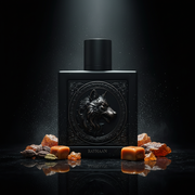 Imagen editorial de lujo Wolf de Rayhaan, botella cuadrada negro mate con escultura de cabeza de lobo 3D en relieve y marco barroco, tapa cilíndrica alta negro mate, fondo negro profundo con resplandor plateado lunar, cardamomo, toffee y amberwood, atmósfera oscura y poderosa estilo anuncio de alta perfumería masculina.