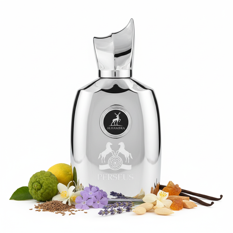 Frasco de perfume Perseus de Maison Alhambra EDP, botella escudo redondeado en cromo plateado espejo con medalón oscuro Alhambra, dos caballos encabritados plateados y texto PERSEUS, tapón escultórico abstracto plateado, sobre fondo blanco, rodeado de bergamota, comino, heliotropo, jazmín, lavanda, almendra amarga, ámbar, vainilla y sándalo.