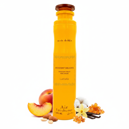 Spray ambientador Lattafa Decadent Delights Passion Fruit Macaron 300ml, lata aerosol cilíndrica alta amarillo brillante con curvas reloj de arena, texto árabe ملطف جو, bandas ornamentales, texto DECADENT DELIGHTS PASSION FRUIT MACARON Lattafa Air Freshener 300 ML en marrón oscuro, tapa disco redondo marrón oscuro, rodeado de melocotón, almendras, vainilla, almizcle y ámbar.
