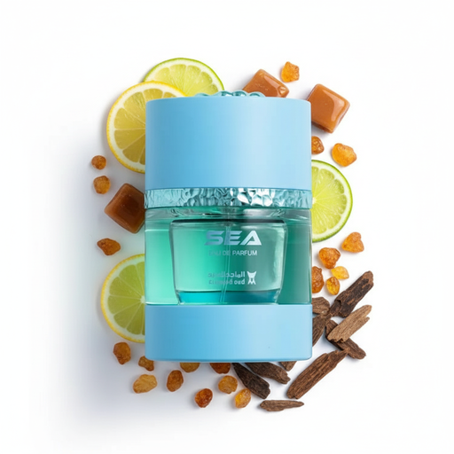 Frasco Sea Eau de Parfum de Al Majed Oud, diseño cilíndrico con tapa y base en azul cielo mate con borde superior festoneado, sección central en vidrio teal-turquesa con texto blanco SEA EAU DE PARFUM y logo Al Majed Oud, banda central textura hielo cristalizado, sobre fondo blanco, rodeado de limón, caramelo, ámbar y oud.