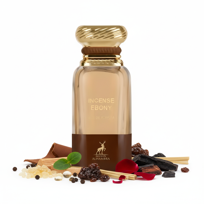 Frasco de perfume Incense Ebony de Maison Alhambra EDP, botella redondeada en vidrio ámbar transparente con banda inferior marrón oscuro mate, texto dorado INCENSE EBONY en el vidrio, ciervo dorado Maison Alhambra en la banda marrón, collar de anillos marrón y dorado, tapón cúpula dorada con textura de cuerda trenzada, sobre fondo blanco, rodeado de incienso, palo santo, pimienta negra, hojas de violeta, cuero, ládano, papiro, rosa, resinas, ébano y madera de guayaco.