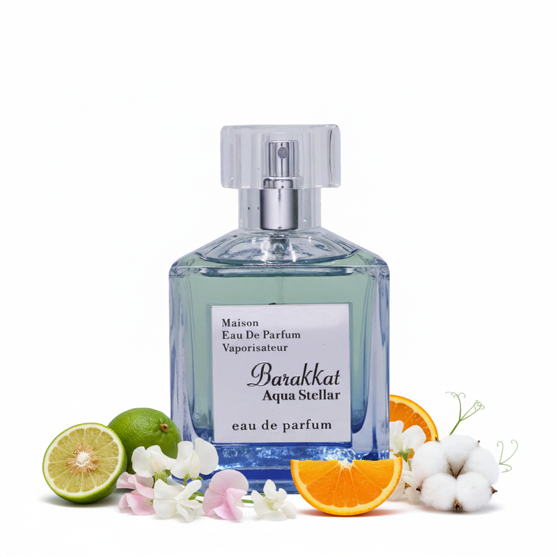 Frasco Barakkat Aqua Stellar de Fragrance World EDP, botella octagonal facetada en vidrio transparente con tinte aqua azul pálido, etiqueta rectangular blanca con borde plateado y texto oscuro Maison Eau De Parfum Vaporisateur más script Barakkat Aqua Stellar, bomba spray cromo, tapa cuadrada grande en cristal transparente, sobre fondo blanco, rodeado de bergamota, guisante de olor, naranja y almizcle blanco.