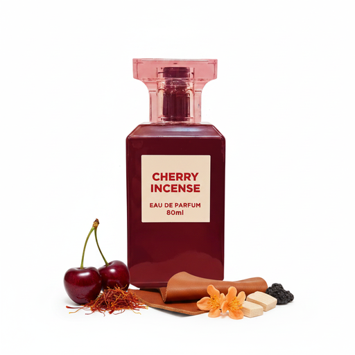 Frasco Cherry Incense EDP 80ml, botella cuadrada rojo cereza opaco brillante con esquinas rectas, etiqueta rectangular crema-marfil grande con texto rojo CHERRY INCENSE EAU DE PARFUM 80ml, cuello ancho rosa-rojo translucido corto con escalón, tapa cuadrada ancha rosa-rojo translucida, rodeado de cerezas, azafrán, cuero, osmanthus, madera e incienso ahumado.