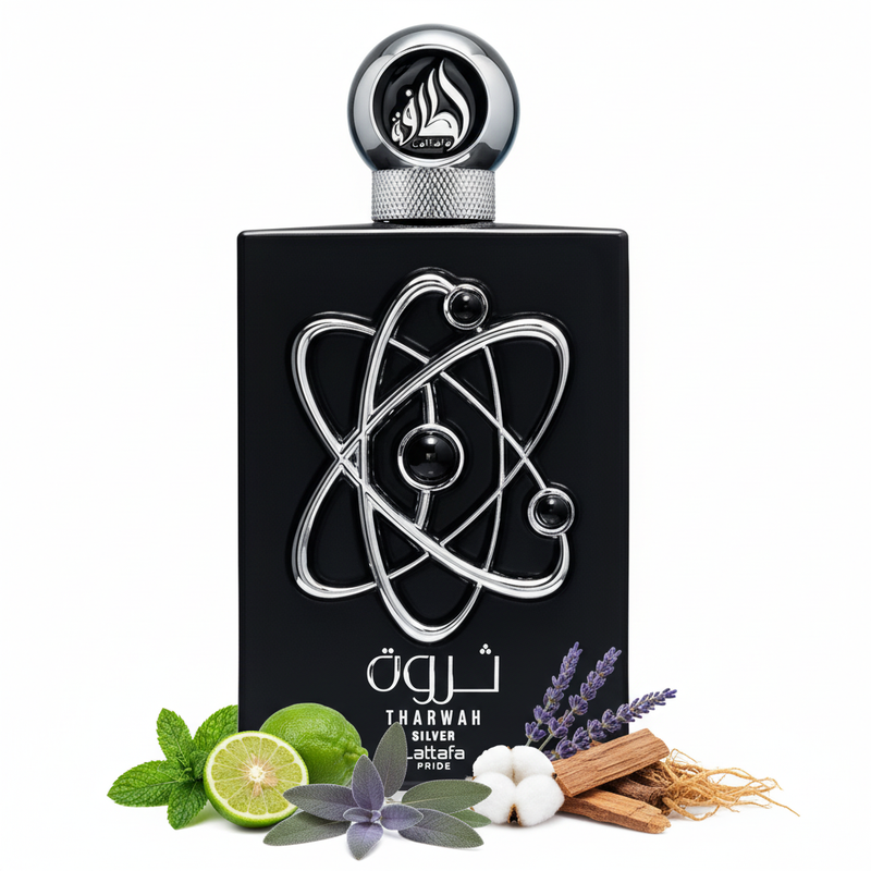 Frasco Tharwah Silver de Lattafa Pride EDP, botella rectangular negra brillante con escultura 3D de átomo orbital en cromo plateado en el frente, texto cromo ثروة THARWAH SILVER Lattafa PRIDE, tapa esfera negra brillante con banda ecuatorial cromo acanalada y medallón Lattafa, sobre fondo blanco, rodeado de menta, bergamota, salvia, lavanda, cedro, almizcle y vetiver.