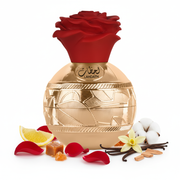 Frasco de perfume Lahdath de Lattafa EDP, botella esfera dorada con patrón grabado de hojas y paneles geométricos, etiqueta ovalada con caligrafía árabe LAHDATH, cuello dorado estrecho y gran tapón rosa roja mate en flor completa, sobre fondo blanco, rodeado de pétalos de rosa, limón, caramelo, vainilla, almizcle y cedro.