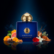 Imagen editorial de lujo Amouage Interlude Woman, botella cuadrada azul zafiro profundo con medallón dorado sunburst y tapa cúpula acanalada dorada con gema zafiro en el ápice, fondo negro profundo con resplandor azul real, caléndula, rosa, jazmín, oud y ámbar, atmósfera majestuosa y opulenta estilo anuncio de alta perfumería Amouage.