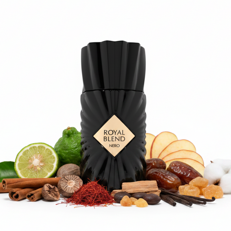 Frasco Royal Blend Nero de Fragrance World EDP, botella cuadrada-alta negro brillante con espectacular efecto pliegues-drapeado de tela en toda la superficie, placa diamante rose-gold prominente con texto ROYAL BLEND NERO en carbón oscuro, tapa continua con el mismo diseño plegado, rodeado de bergamota, nuez moscada, dátiles, manzana, canela, azafrán, madera seca, vainilla, benjuí, tonka y almizcle.