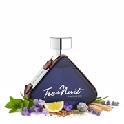 Frasco Tres Nuit Pour Homme de Armaf EDP, botella triangular plana azul marino con texto cursivo blanco Tres Nuit y POUR HOMME, correa cuero marrón con costuras, cuello corto estrecho y tapa cilíndrica ancha cromo plateado, rodeado de cedrón, iris, limón, lavanda, violeta, especias, ámbar gris y sándalo.