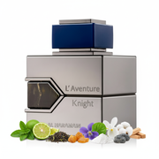Frasco de perfume L'Aventure Knight de Al Haramain EDP, botella cuadrada ancha en cromo plateado espejo con ventana hexagonal oscura en flecha, texto L'Aventure Knight AL HARAMAN en gris oscuro, gran tapa cuadrada azul marino brillante, sobre fondo blanco, rodeado de cedrón, bergamota, té, hojas de violeta, iris, notas atalcadas, ámbar gris, almizcle y sándalo.