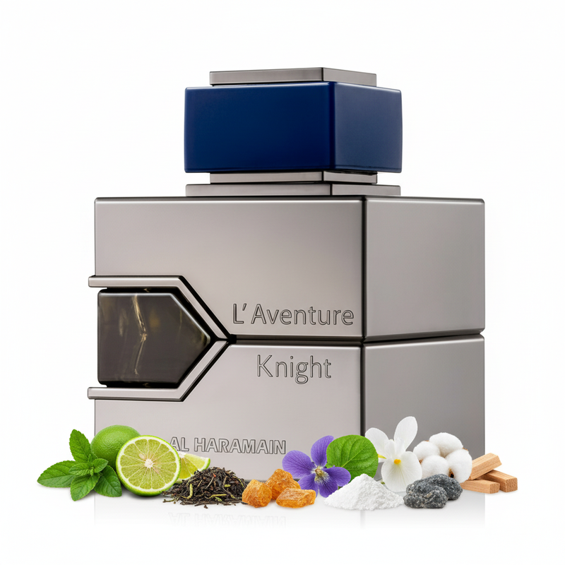 Frasco de perfume L'Aventure Knight de Al Haramain EDP, botella cuadrada ancha en cromo plateado espejo con ventana hexagonal oscura en flecha, texto L'Aventure Knight AL HARAMAN en gris oscuro, gran tapa cuadrada azul marino brillante, sobre fondo blanco, rodeado de cedrón, bergamota, té, hojas de violeta, iris, notas atalcadas, ámbar gris, almizcle y sándalo.