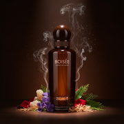 Imagen editorial de lujo Boisée Extrait de Parfum de Al Majed Oud, frasco marrón oscuro brillante con tapa esfera, iluminación dramática sobre fondo marrón-espresso oscuro, violetas, incienso con humo blanco, pétalos de rosa, cedro y pachulí, atmósfera cálida y boscosa estilo anuncio de perfumería nicho.