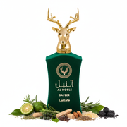 Frasco de perfume Al Noble Safeer de Lattafa EDP, botella reloj de arena en terciopelo verde esmeralda mate con medalón circular dorado con ciervo, texto dorado árabe AL NOBLE SAFEER Lattafa, cuello dorado con grabado AL NOBLE y tapón escultórico cabeza de ciervo dorado con astas imponentes, sobre fondo blanco, rodeado de bergamota, abrótano, hierbas, hojas verdes, especias, madera de guayaco, incienso, enebro de Virginia, pachulí, frutos secos, comino y ládano.