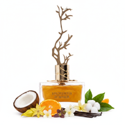 Frasco Deciduous Summer EDP, botella rectangular ancha y plana en vidrio transparente con líquido ámbar dorado miel en la parte inferior, texto DECIDUOUS SUMMER minimal, cuello cilíndrico dorado con textura grabada, tapa escultórica espectacular de árbol desnudo en ramas doradas 3D, rodeado de frutas exóticas, coco, tangerina, davana, ylang-ylang, jazmín sambac, vainilla, almizcle y pachulí indonesio.