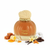 Frasco Vanilla Voyage de Maison Alhambra EDP, botella calabaza acanalada en vidrio ámbar cálido satinado, texto dorado Vanilla Voyage Maison Alhambra en script, banda trenzada dorada en el cuello y tapa cúpula turbante crema-marfil mate, sobre fondo blanco, rodeado de caramelo, mantequilla, miel, haba tonka, jazmín, vainilla, ámbar y almizcle.