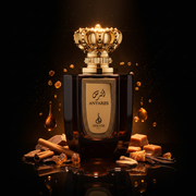 Imagen editorial de lujo Antares de Nojoum Dubai, botella negra espresso brillante con placa dorada punteada y tapa corona real dorada, fondo negro profundo con resplandor ámbar-coñac, canela, tonka, praliné y vainilla, atmósfera regia y cálida estilo anuncio de alta perfumería árabe.