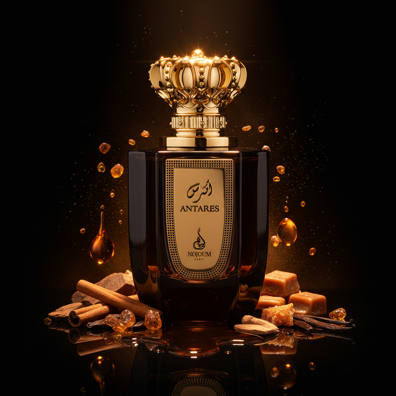 Imagen editorial de lujo Antares de Nojoum Dubai, botella negra espresso brillante con placa dorada punteada y tapa corona real dorada, fondo negro profundo con resplandor ámbar-coñac, canela, tonka, praliné y vainilla, atmósfera regia y cálida estilo anuncio de alta perfumería árabe.