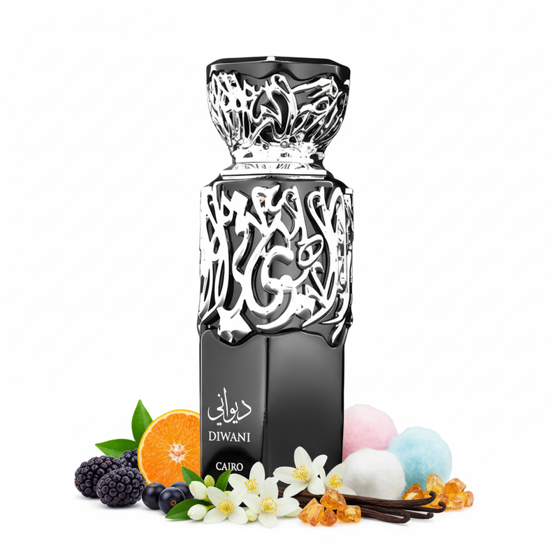 Frasco Diwani Cairo EDP, botella rectangular con dos tercios superiores cubiertos de caligrafía árabe tridimensional en cromo plateado espejo y tercio inferior negro mate con texto blanco ديواني DIWANI CAIRO, tapa corona plateada con filigrana arabesca, sobre fondo blanco, rodeado de mora, mandarina, grosella negra, neroli, jazmín, algodón de azúcar, vainilla, almizcle y ámbar.
