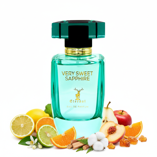 Frasco de perfume Very Sweet Sapphire de Eternal EDP, botella barril redondeada en vidrio transparente aguamarina-turquesa vívido con facetas verticales, texto dorado VERY SWEET SAPPHIRE y ciervo dorado Eternal, banda collar dorada y gran tapón geométrico facetado verde oscuro con tope negro, sobre fondo blanco, rodeado de limón, bergamota, naranja dulce, pera, manzana, durazno, flor de naranjo, cedro, almizcle blanco, amiris y ámbar.