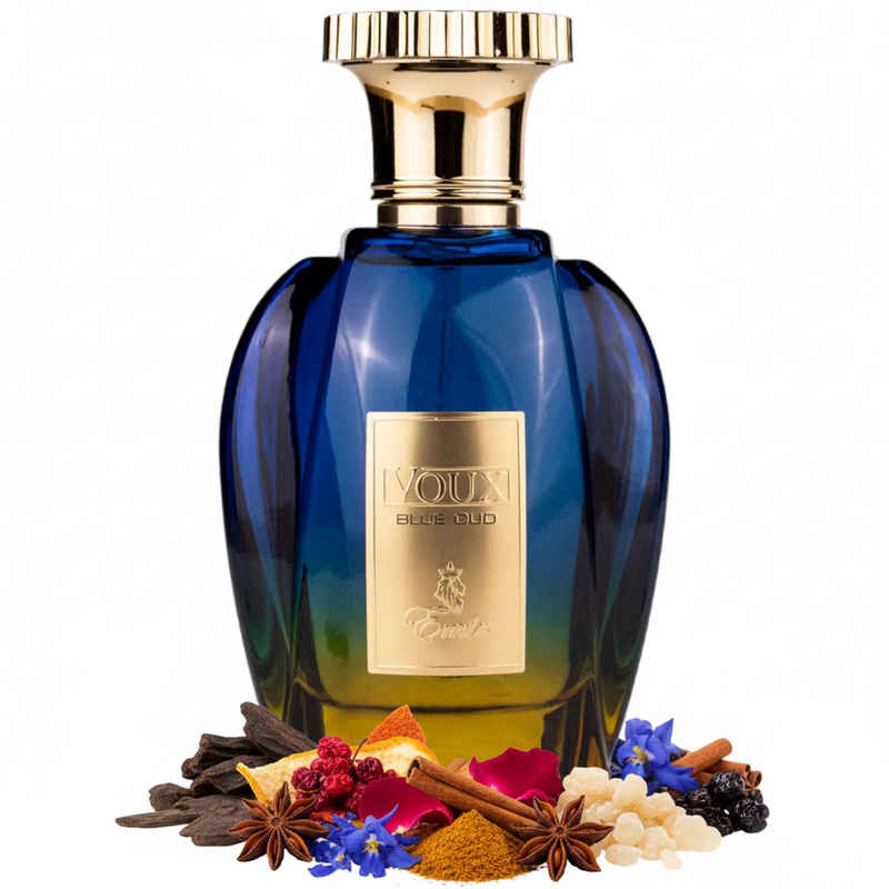 Frasco Voux Blue Oud de Emir by Paris Corner EDP, botella jarrón redondeada con vidrio facetado en degradado azul zafiro a ámbar dorado, placa rectangular dorada con texto [VOUX] BLUE OUD Emir, tapa escalonada dorada acanalada, sobre fondo blanco, rodeado de oud, frutas, flores, especias, ámbar gris, olíbano, maderas y ládano.