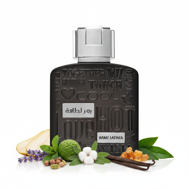 Frasco de perfume Ramz Lattafa Silver EDP, botella rectangular redondeada negra carbón mate con patrón tipográfico en relieve (TOGETHER, COOL, HOT, LOVE, WISH...), dos placas rectangulares plateadas con caligrafía árabe رمز لطافة y texto RAMZ LATTAFA, tapón rectangular cromado plateado con mecanismo bisagra, sobre fondo blanco, rodeado de pera, lavanda, bergamota, menta, cardamomo, salvia, vainilla, ámbar, almizcle y pachulí.