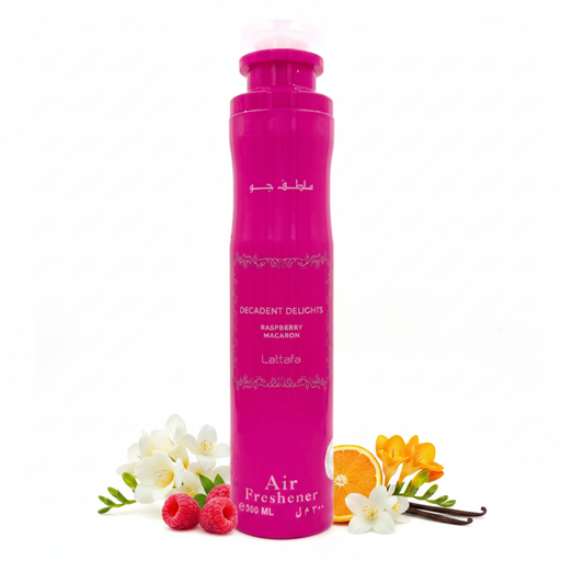 Spray ambientador Lattafa Decadent Delights Raspberry Macaron 300ml, lata aerosol cilíndrica alta rosa fucsia brillante con curvas reloj de arena, texto árabe blanco ملطف جو, bandas ornamentales blancas, texto blanco DECADENT DELIGHTS RASPBERRY MACARON Lattafa Air Freshener 300 ML, tapa disco redondo rosa fucsia, rodeado de fresia, frambuesa, jazmín, naranja y vainilla.
