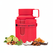 Frasco Odyssey Artisto de Armaf EDP, botella cilíndrica ancha envuelta en cuero rojo brillante mate con costuras verticales, correa horizontal roja con botón negro y texto ODYSSEY ARTISTO en negro, ventana vertical en el cuero, tapa cilíndrica roja mate con asa cuadrada lateral, sobre fondo blanco, rodeado de bergamota, frutos secos, salvia, coco, frutas tropicales, canela, ámbar, vainilla y haba tonka.