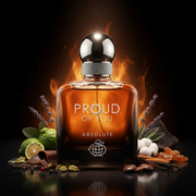 Imagen editorial de lujo Proud of You Absolute de Fragrance World, botella cuadrada degradado ámbar-negro con collar facetado plateado y tapa esfera cromo espectacular, fondo negro profundo con resplandor ámbar-coñac, bergamota, canela, cuero y vainilla, atmósfera opulenta y masculina estilo anuncio de alta perfumería.