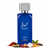 Frasco de perfume Hayaati Al Maleky de Lattafa EDP, botella rectangular redondeada azul real brillante con texto blanco caligrafía árabe HAYAATI y Lattafa Al Maleky, tapón cuadrado cromo plateado espejo, sobre fondo blanco, rodeado de azafrán, cardamomo, pimienta negra, madera de oud, rosa, incienso, ámbar, pachulí, almizcle y sándalo.