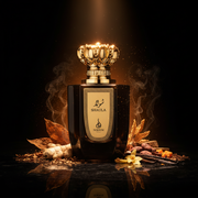 Imagen editorial de lujo Shaula de Nojoum Dubai, botella negra brillante con placa dorada punteada y espectacular tapa corona real dorada, fondo negro profundo con resplandor dorado, tabaco, jengibre, cacao, vainilla y frutas secas, atmósfera regia y opulenta estilo anuncio de alta perfumería árabe.